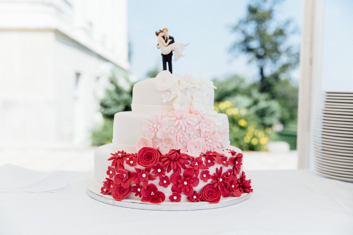 Dreistöckiger Naked Cake mit rosa Schicht, Beeren und essbaren Blüten
