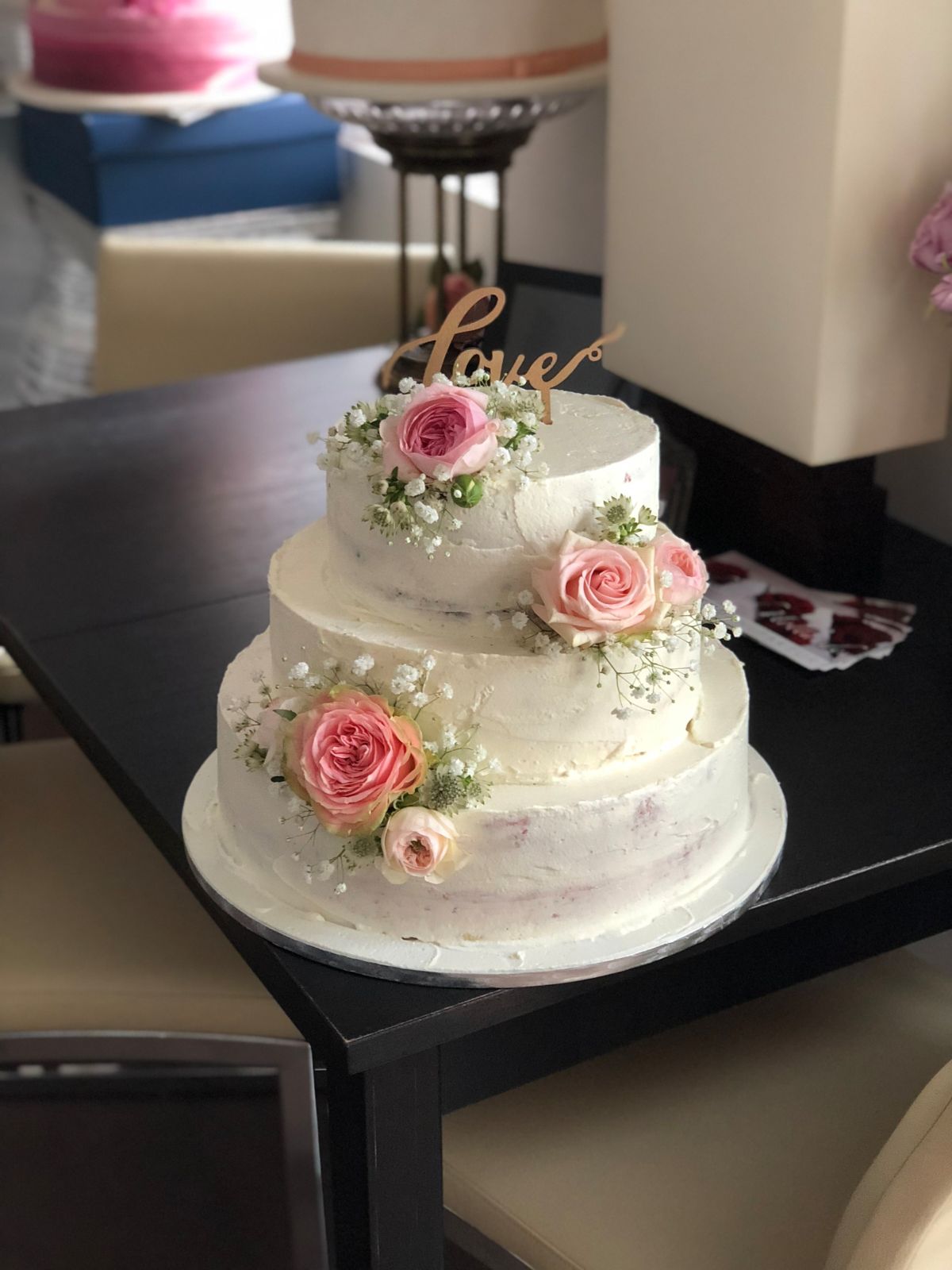 Dreistöckige Semi-Naked Torte mit goldenem Schriftzug und Rosenstrauß