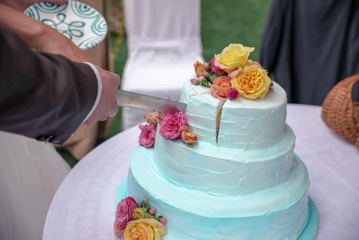 Dreistöckige Hochzeitstorte in zartem Türkis mit goldenen Punkten