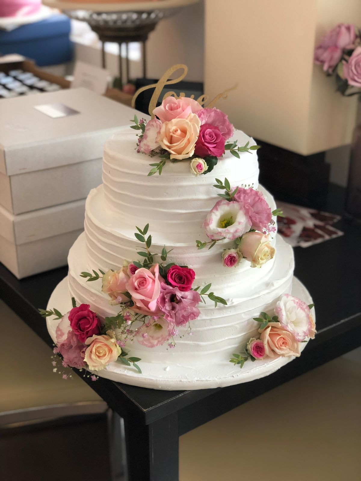 Dreistöckige Hochzeitstorte mit strukturiertem Fondant, Rosen in Blush, Peach und Creme