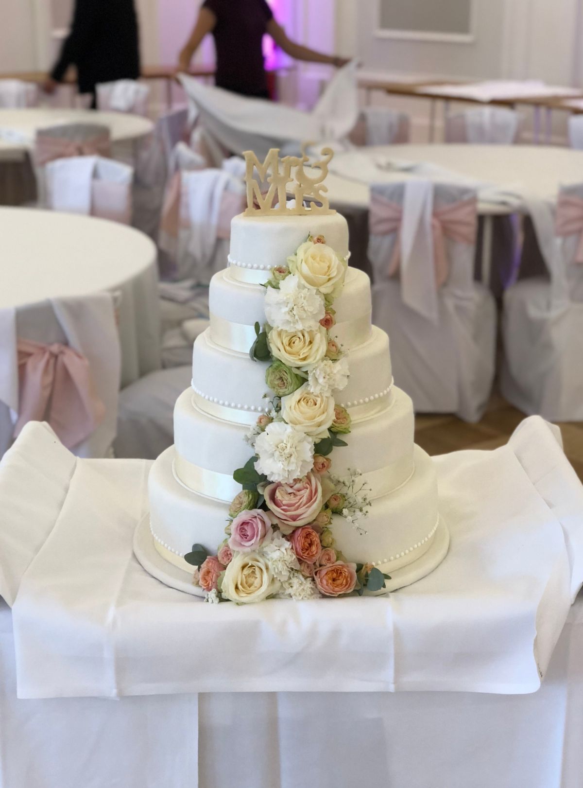 Fünfstöckige Hochzeitstorte mit Mr & Mrs Schriftzug und Rosenkaskade