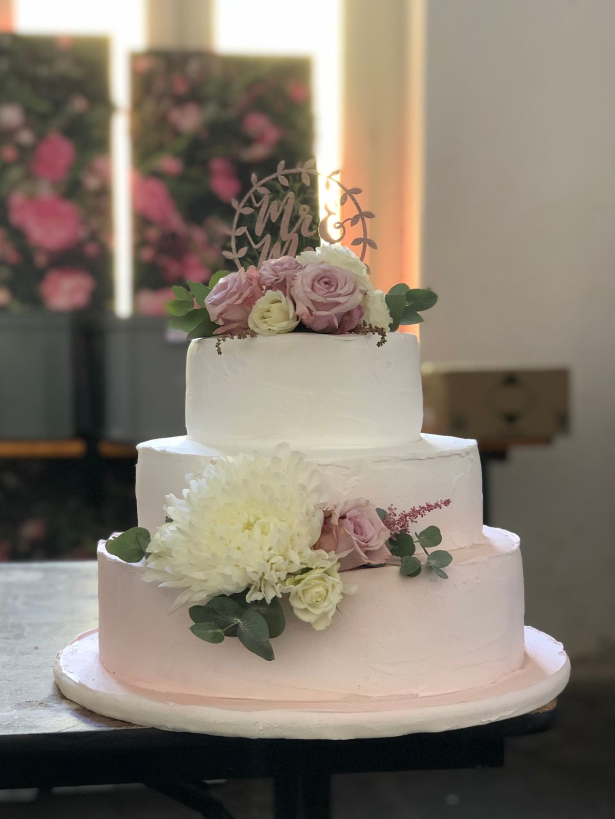 Dreistöckige Hochzeitstorte mit Ombré-Effekt und weißer Chrysantheme, personalisierter Topper