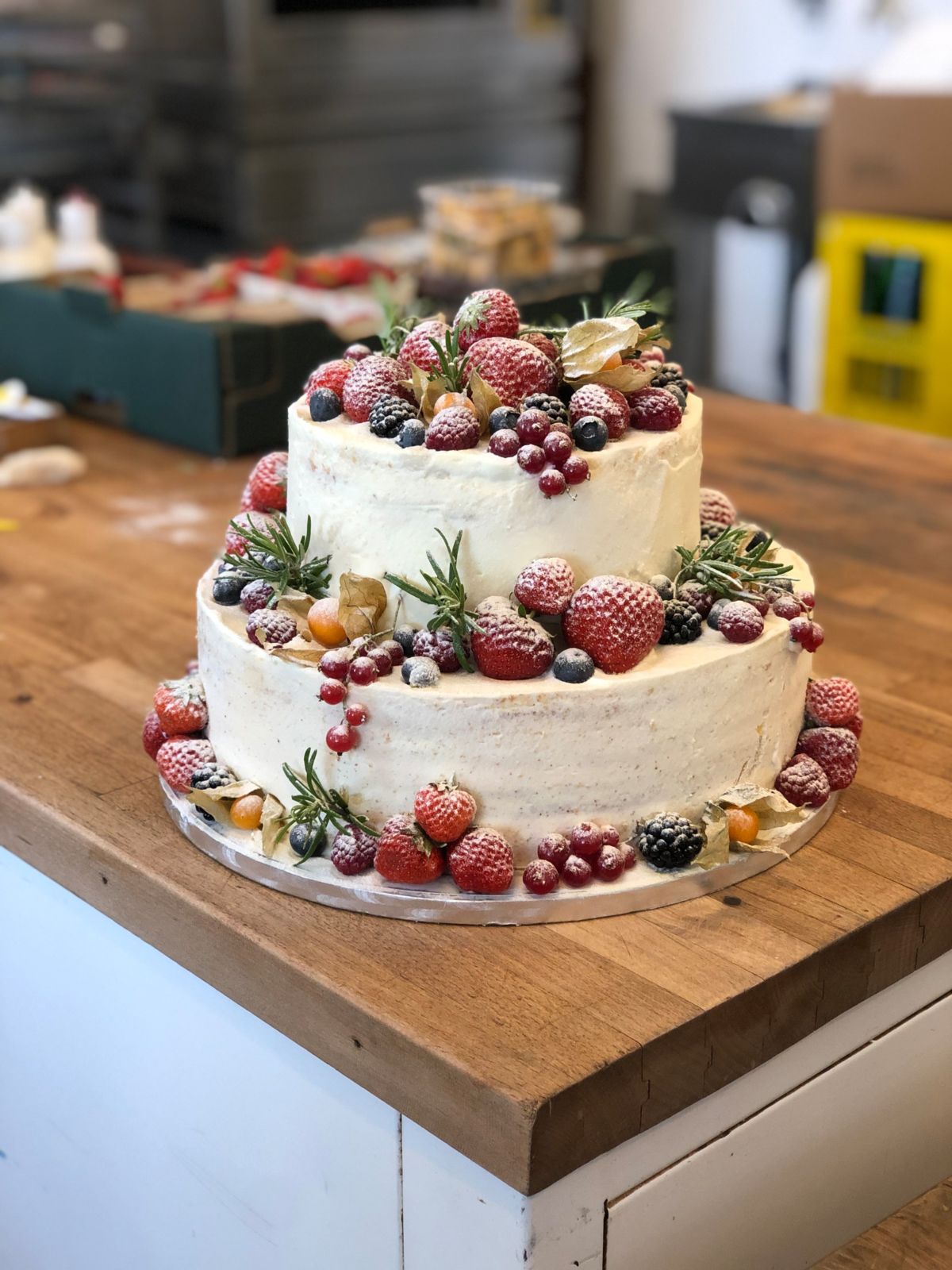 Zweistöckiger Naked Cake mit frischen Himbeeren, Brombeeren und Waldbeeren