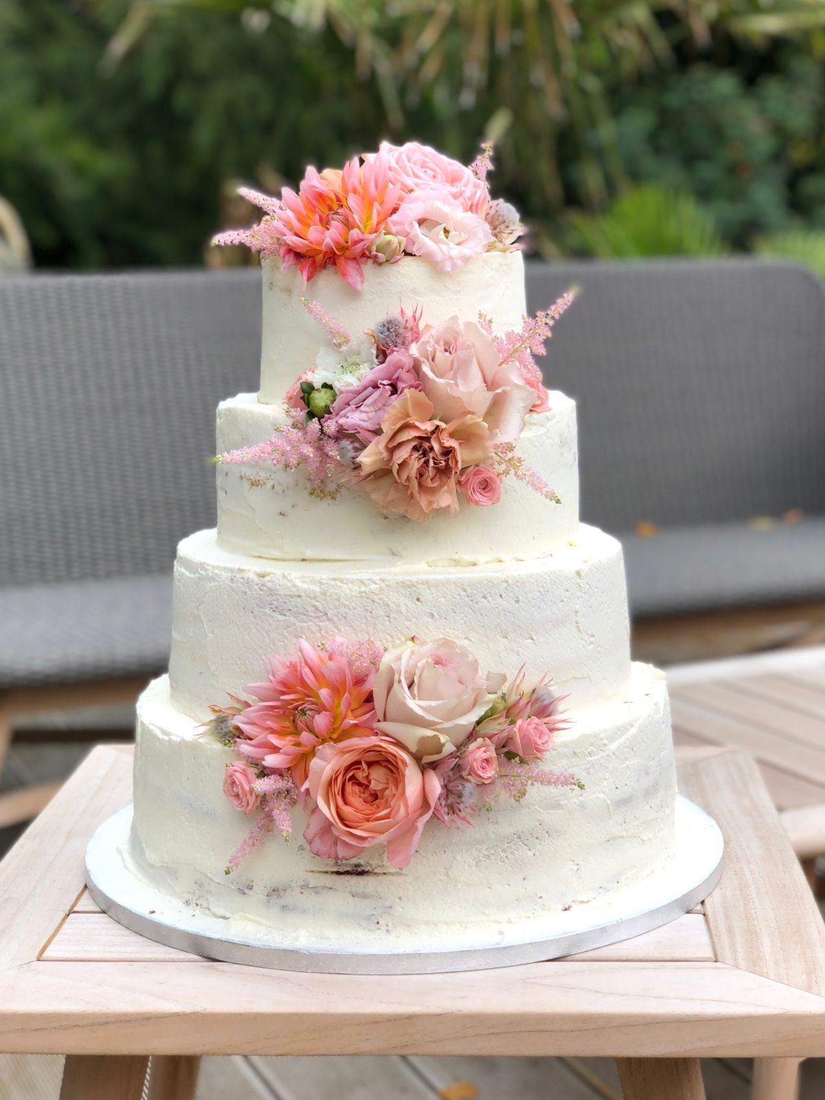 Dreistöckiger Semi-Naked Cake mit Dahlien, Rosen und Astilben in Koralle und Rosa