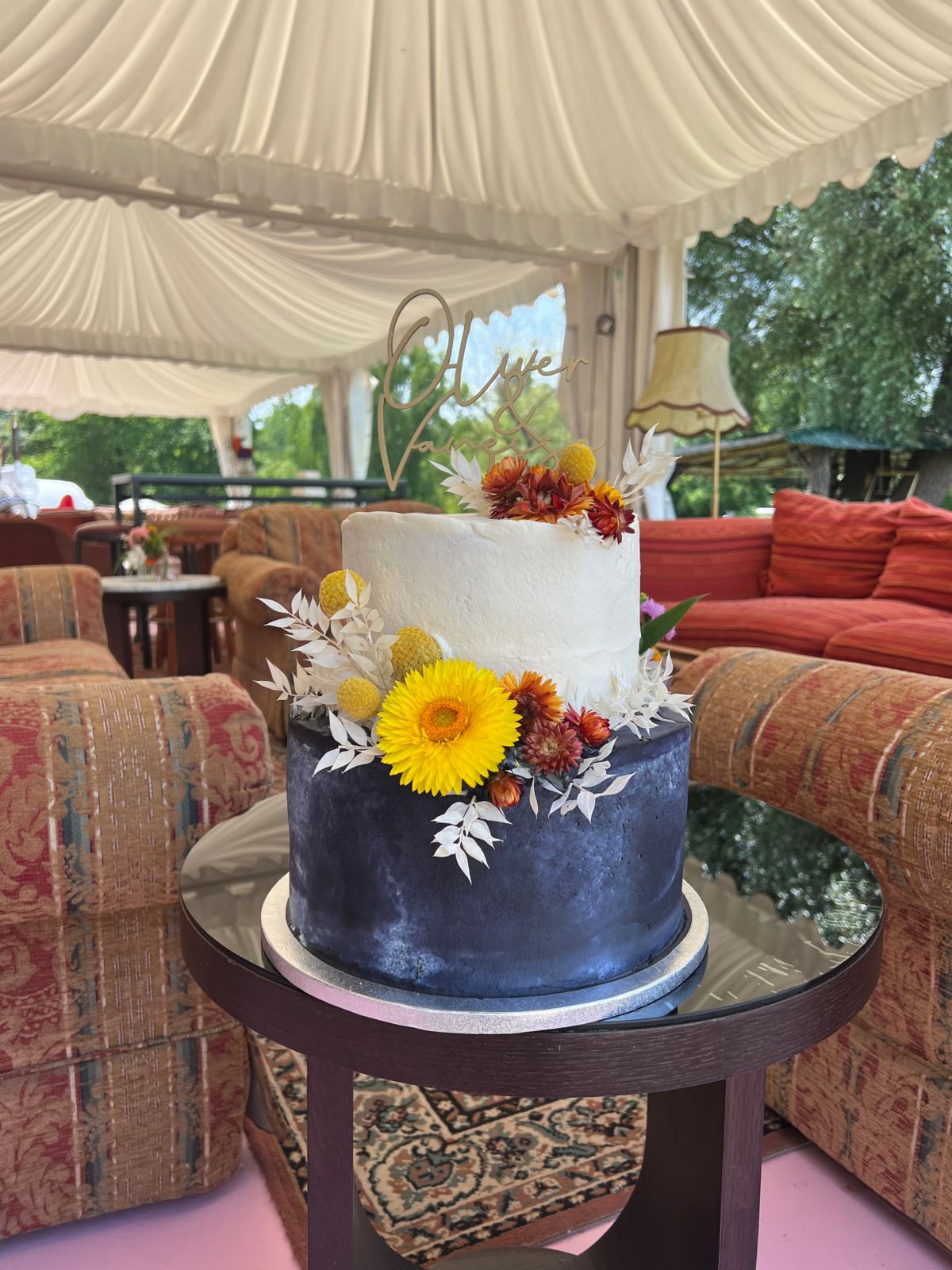 Zweistöckige Hochzeitstorte in Dunkelblau und Weiß mit Sonnenblume und Trockenblumen
