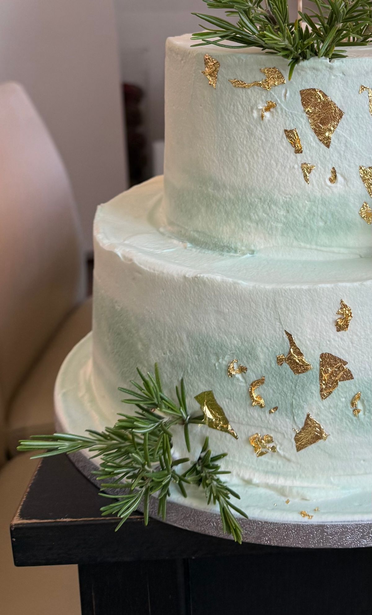Hochzeitstorte in Mintgrün mit Farbverlauf, Blattgold und Rosmarin