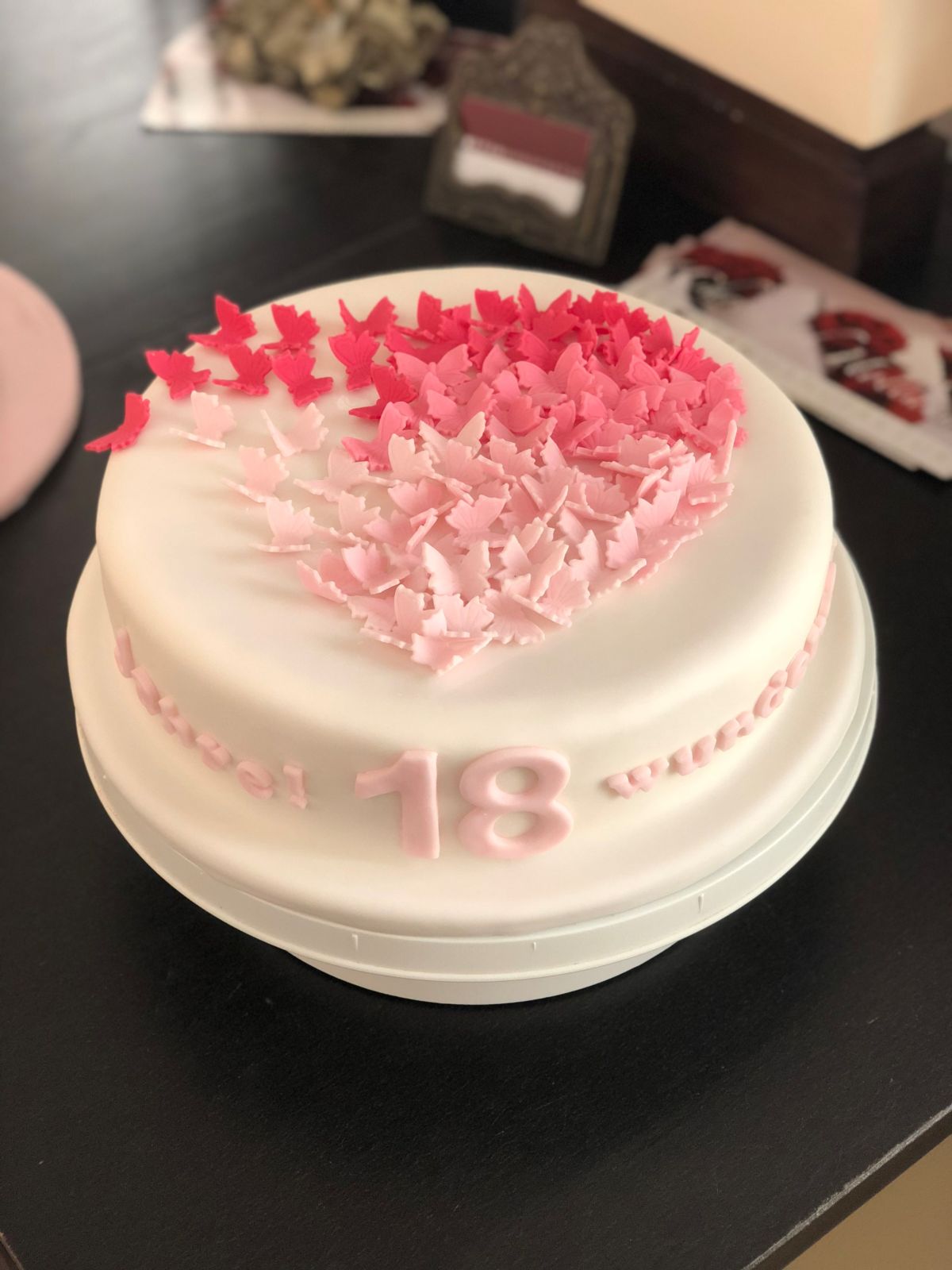 Einstöckige Torte mit weißer Buttercreme, rosa Rüschenherz-Dekoration und Zahl 18
