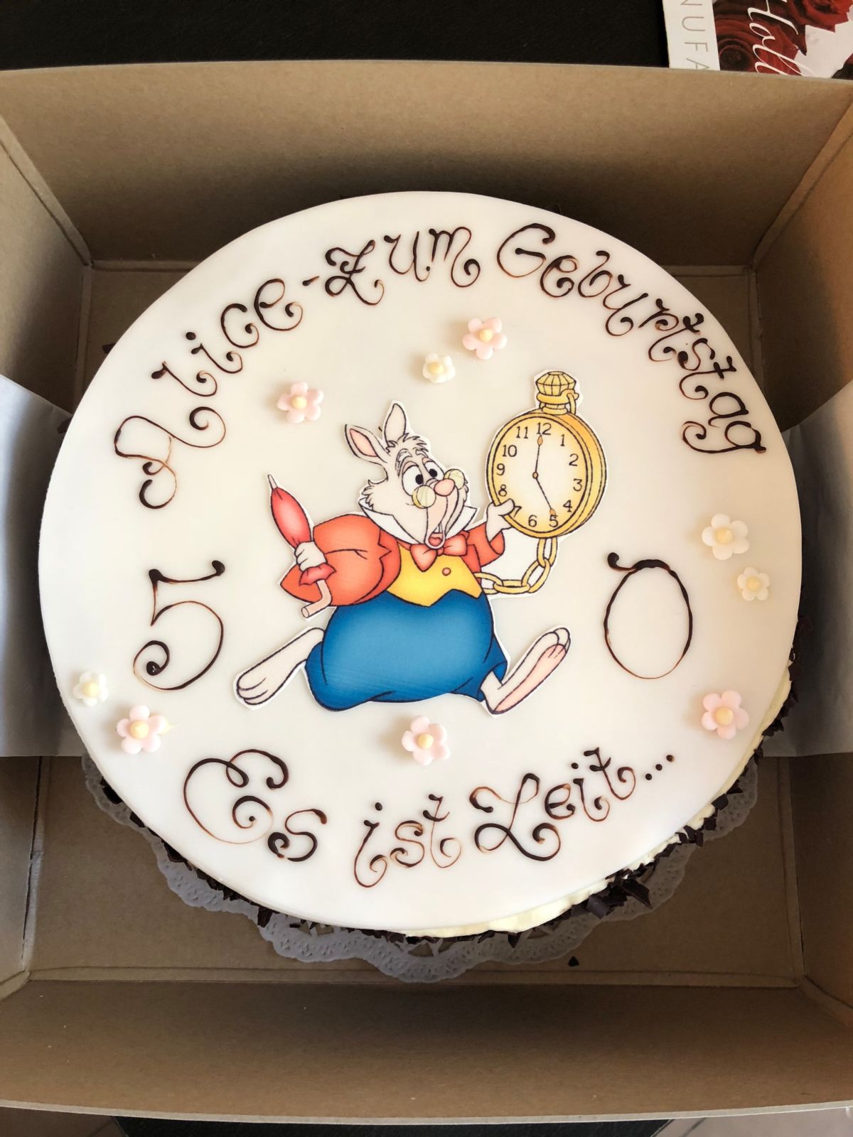 Runde Torte mit Weißem Kaninchen und Uhr-Motiv zum 50. Geburtstag