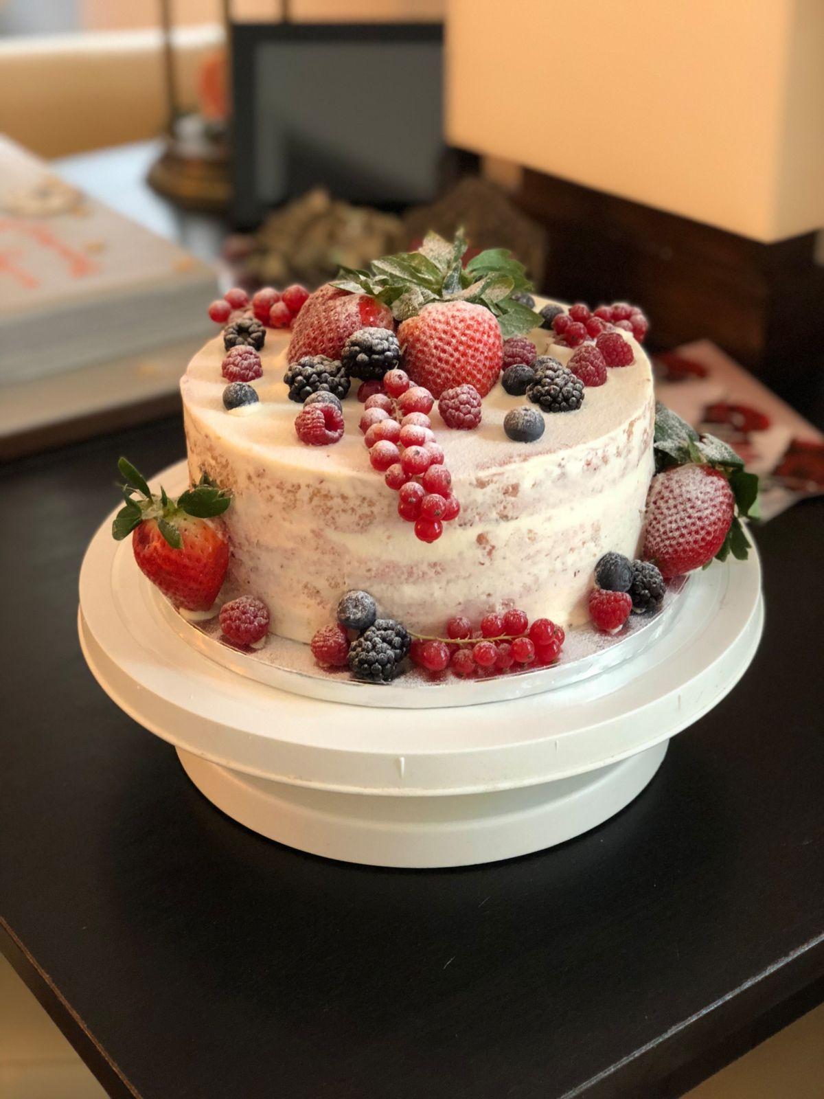 Einstöckige Torte mit frischen Erdbeeren, Himbeeren, Brombeeren und Johannisbeeren