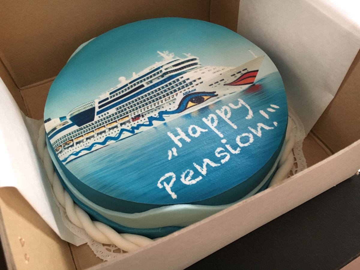 Motivtorte mit Kreuzfahrtschiff auf blauem Meereshintergrund