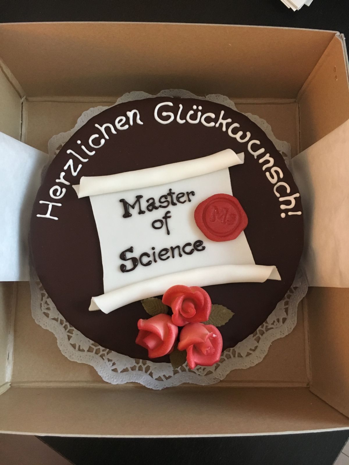 Motivtorte mit Urkunde und Siegel zum Masterabschluss in Naturwissenschaften