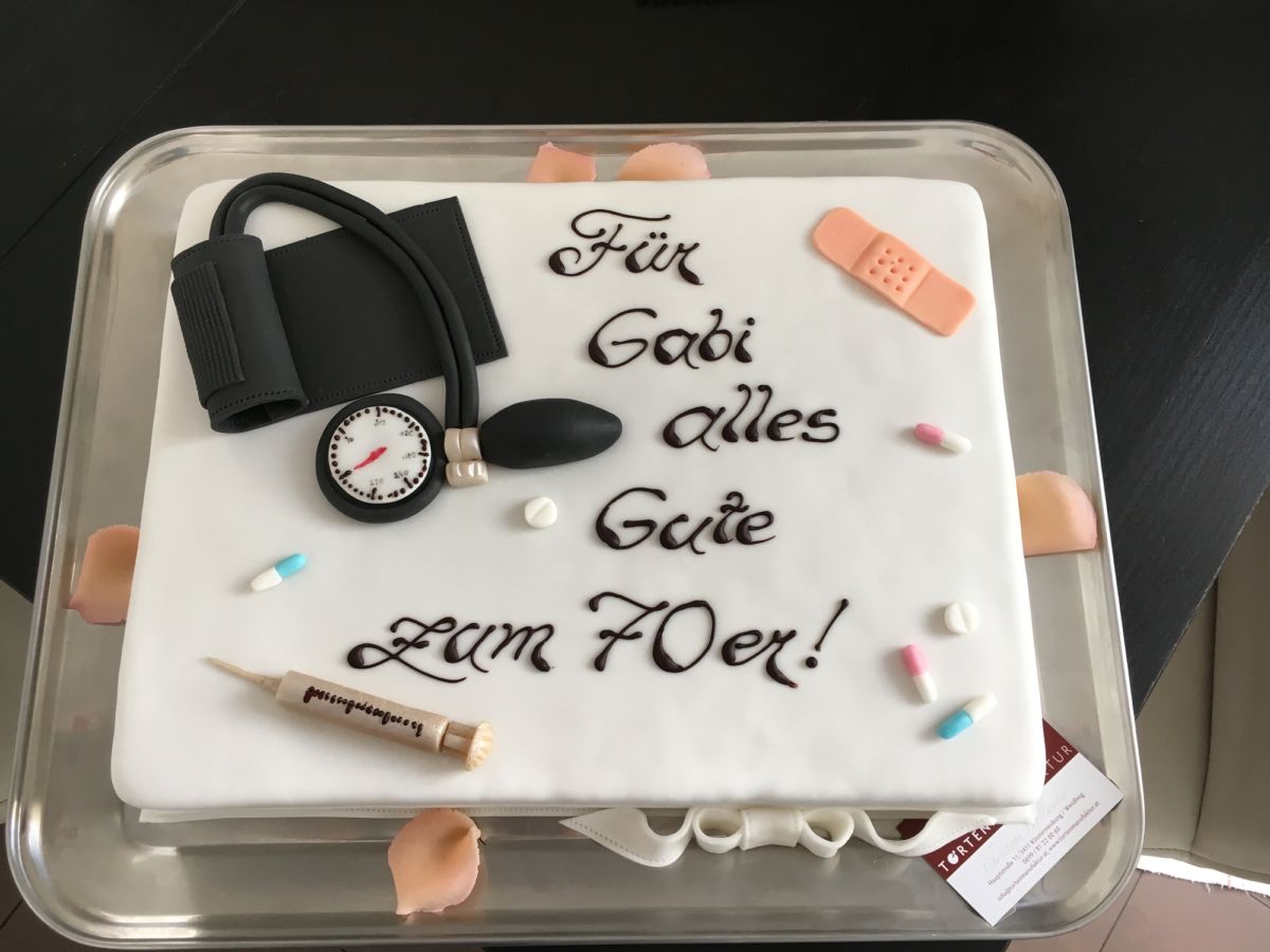 Motivtorte zum 70. Geburtstag mit Stethoskop, Blutdruckmanschette und Verbandsmaterial