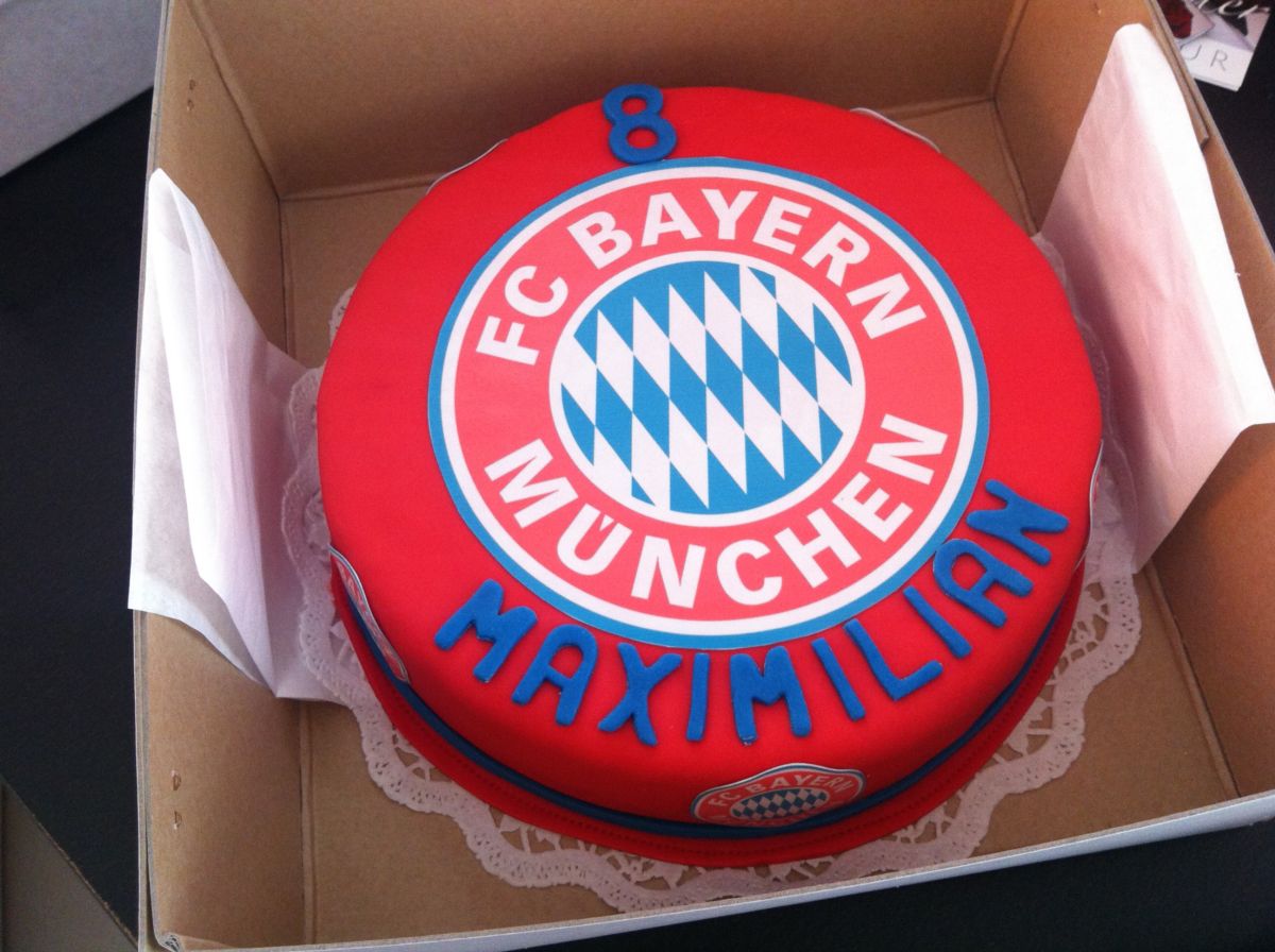 Bayern-München-Motivtorte mit Vereinslogo auf rotem Fondant