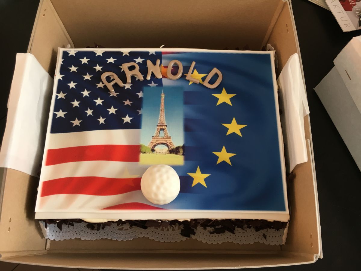 Reise-Motivtorte mit amerikanischer Flagge, Eiffelturm und Europaflagge