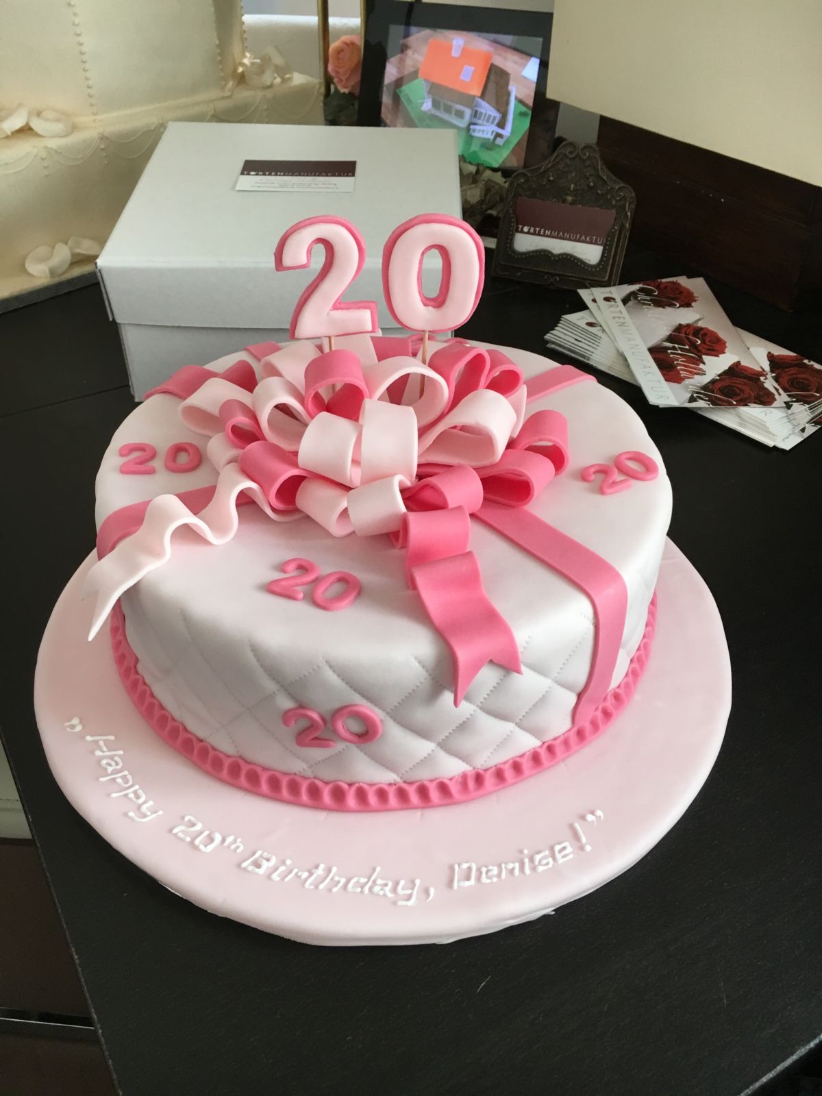 Torte zum 20. Geburtstag mit weißem und rosafarbenem Fondant, große Schleife