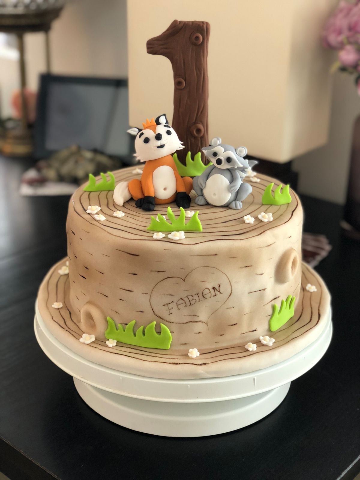 Kindergeburtstagstorte mit Waldmotiv, modellierte Tiere aus Fondant auf Baumrindentextur