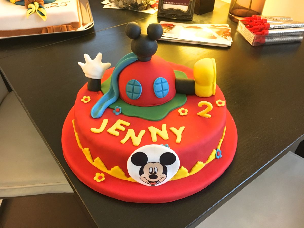 Kindergeburtstagstorte als rotes Clubhaus mit Mickey-Maus-Kopf oben