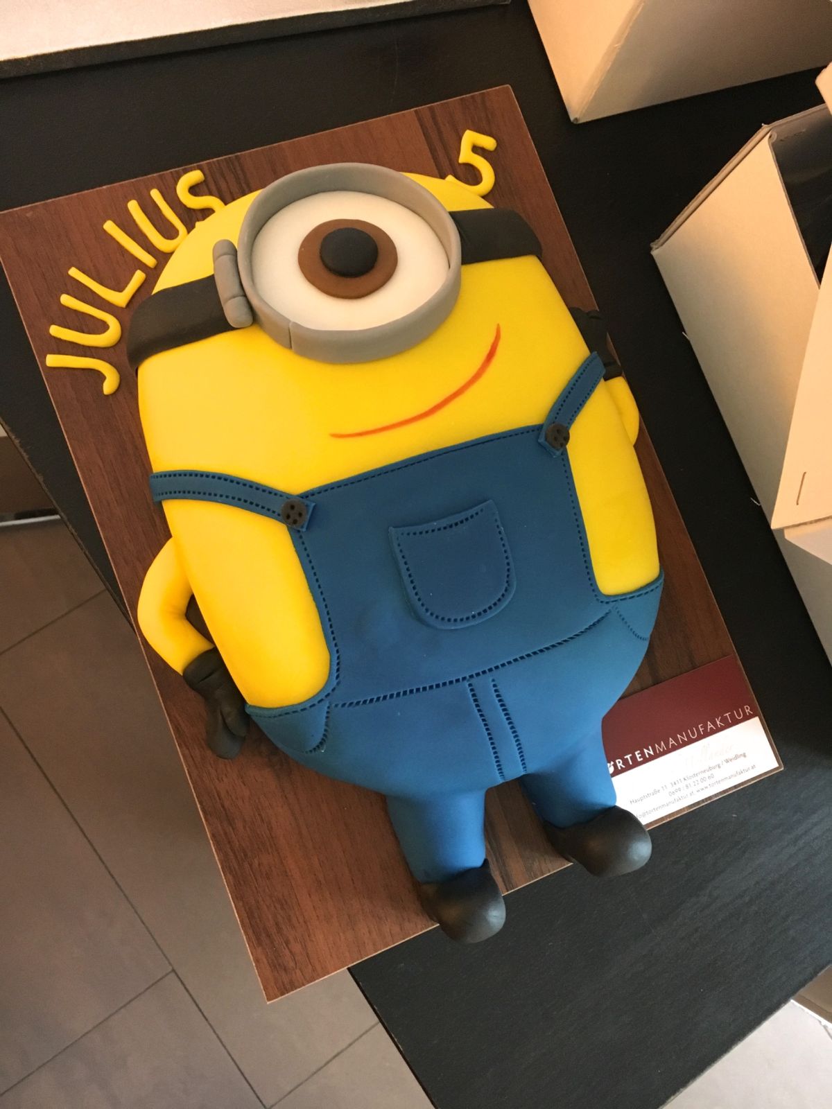 Kindergeburtstagstorte mit Minion-Charakter, gelb und blau, großes Auge