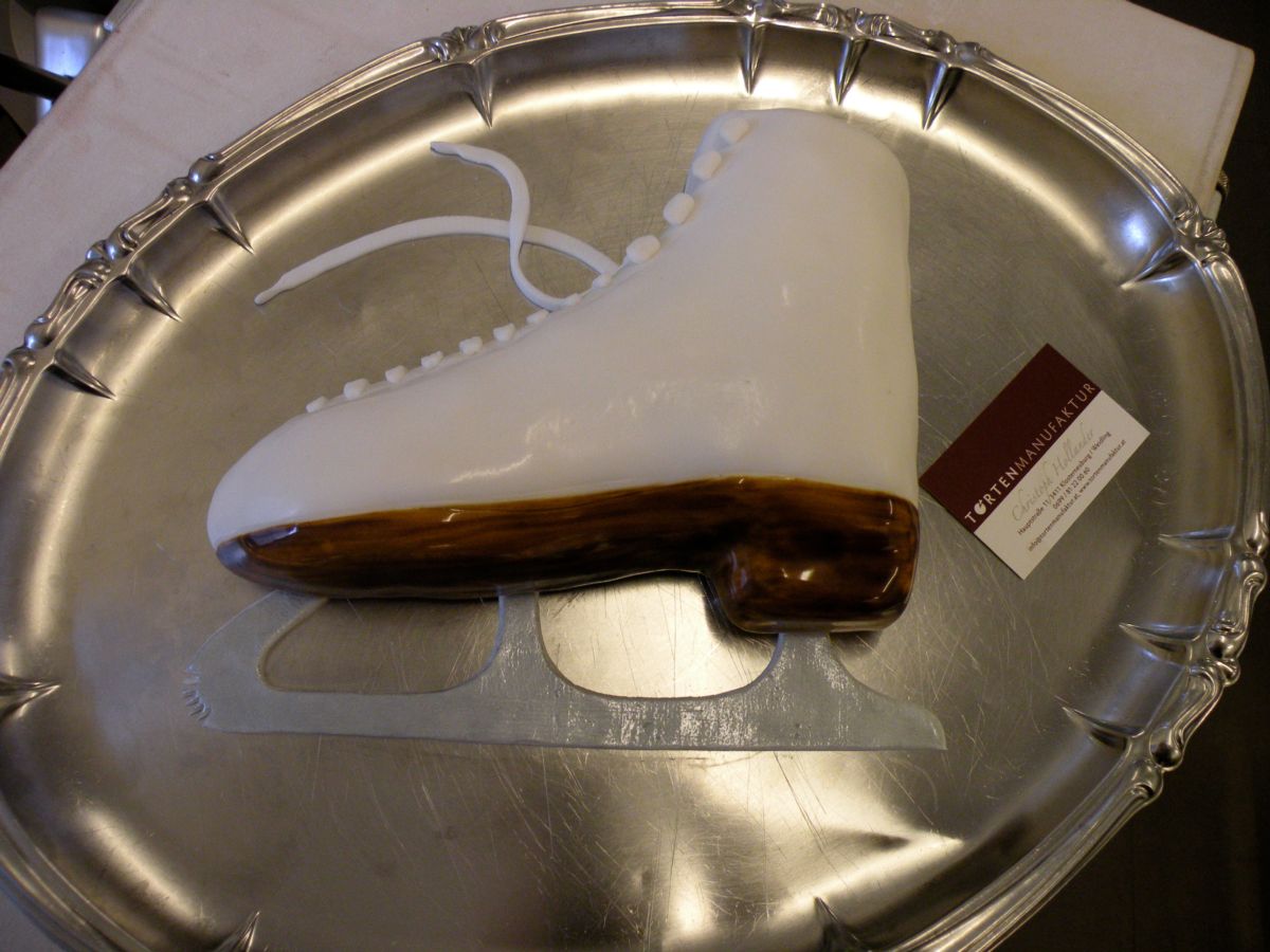 Torte in Kegel- oder Eistütenform in Creme und Braun