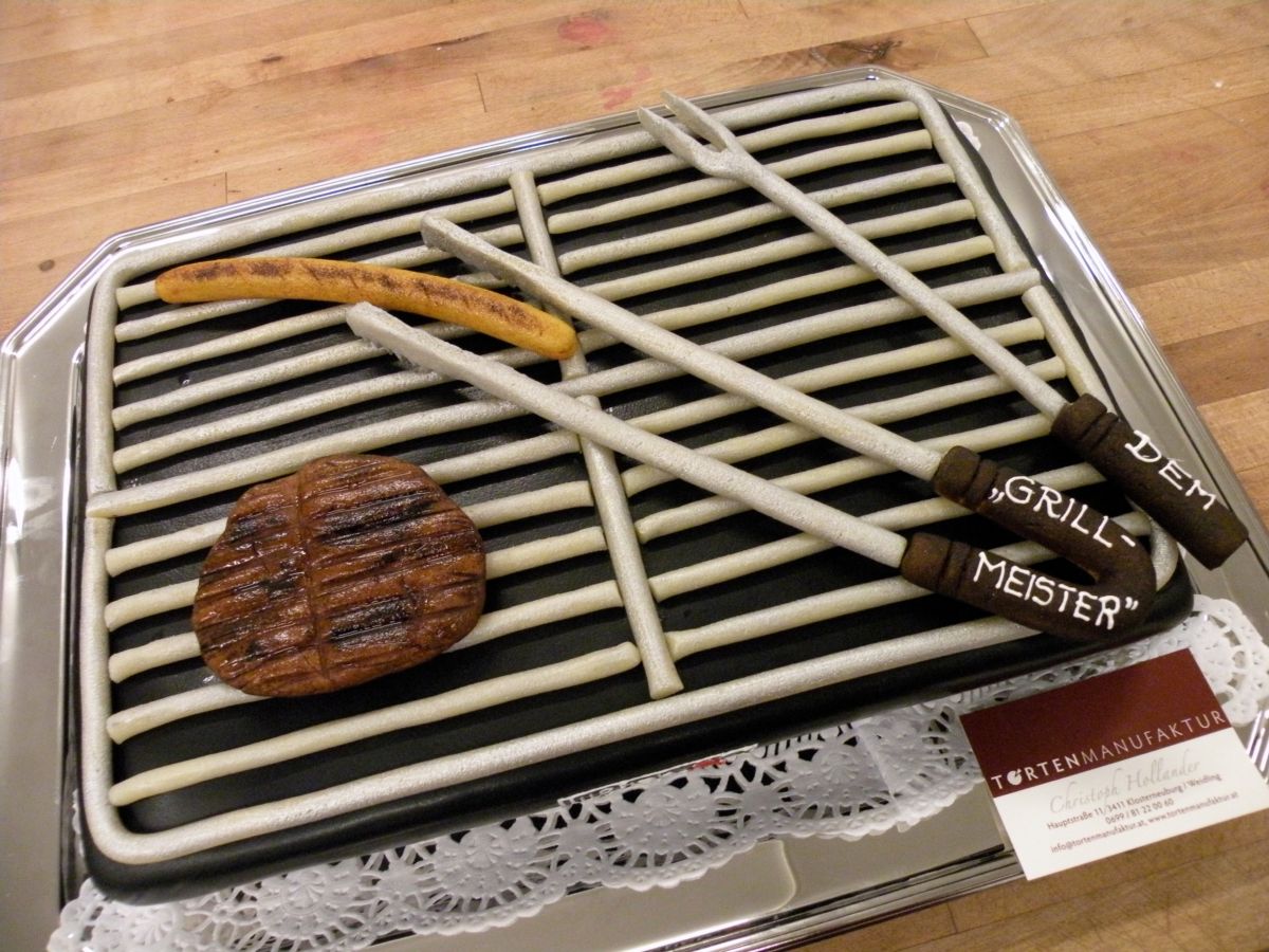 Grillplatte-Torte mit Fleischstücken und Grillgemüse, Grillmeister-Text