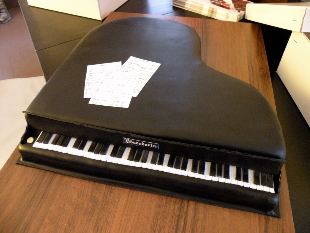 Grand-Piano-Motivtorte in Schwarz mit aufgeklapptem Deckel