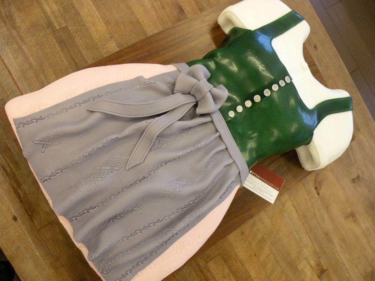 Kleid-Motivtorte mit grünem Oberteil, Perlenkette und Wellenmuster