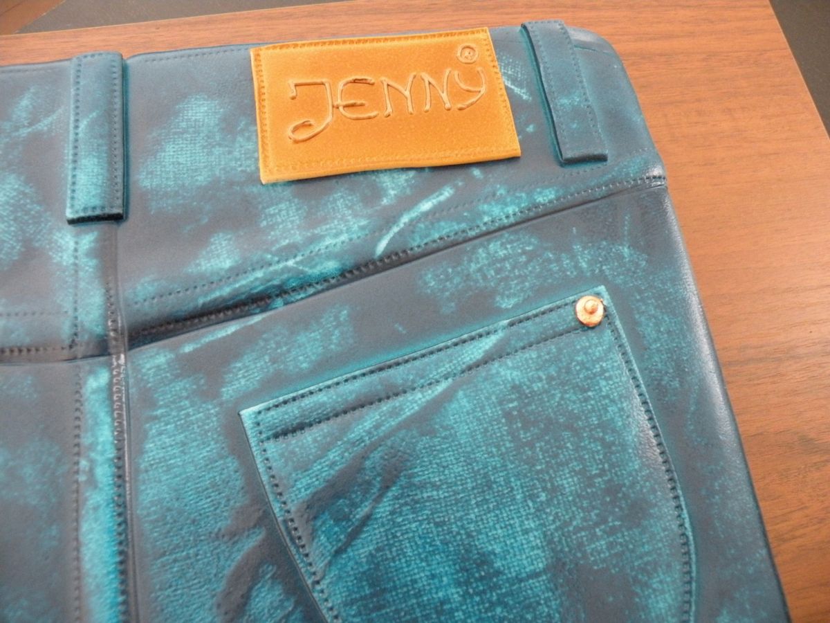 Rucksack-Torte in Türkis mit strukturiertem Muster und Lederpatch