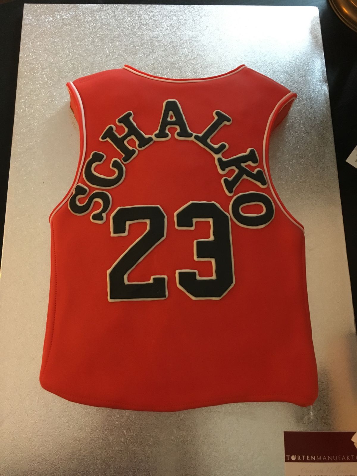Basketballtrikot-Motivtorte in Rot mit Nummer 23 auf Metallic-Platte