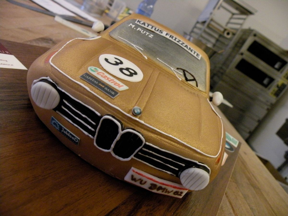 Vintage-BMW-Torte in Gold mit schwarzem Grill und Rennnummer 38