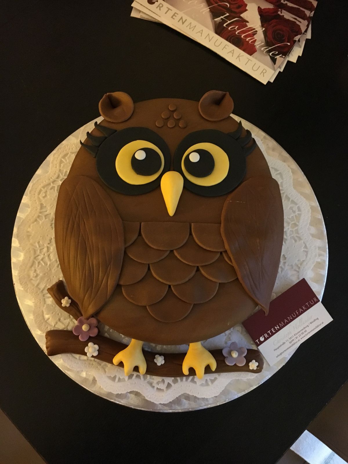 Eulen-Motivtorte in Schokoladenbraun mit großen gelben Augen