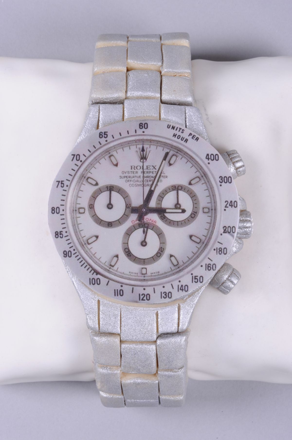 Rolex-Daytona-Motivtorte in Weiß mit Chronograph und Metallarmband