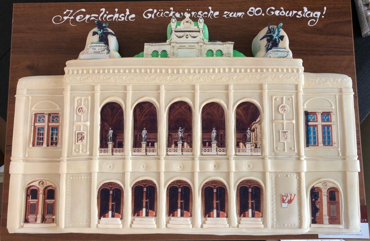 Burgtheater-Motivtorte mit klassischer Architektur zum 60. Geburtstag