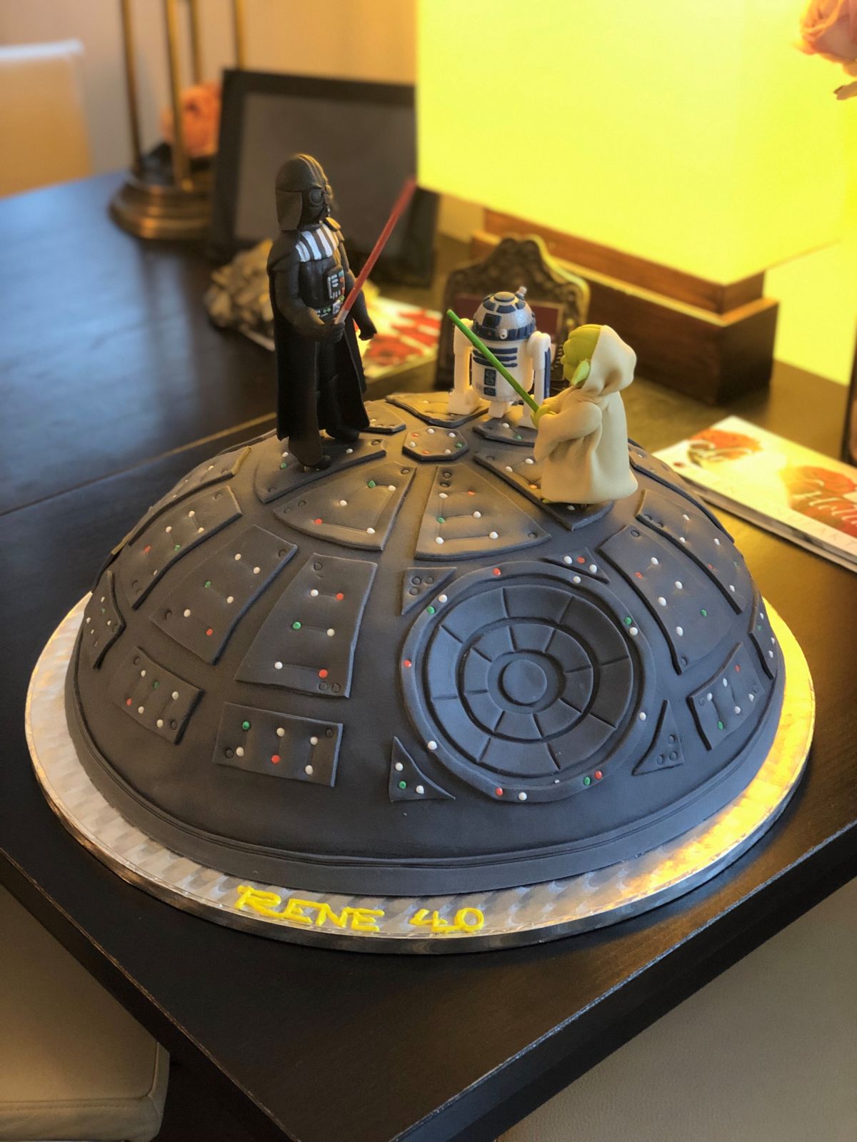 Sci-Fi-Torte mit schwarzer Sternenschiff-Basis und Action-Figuren