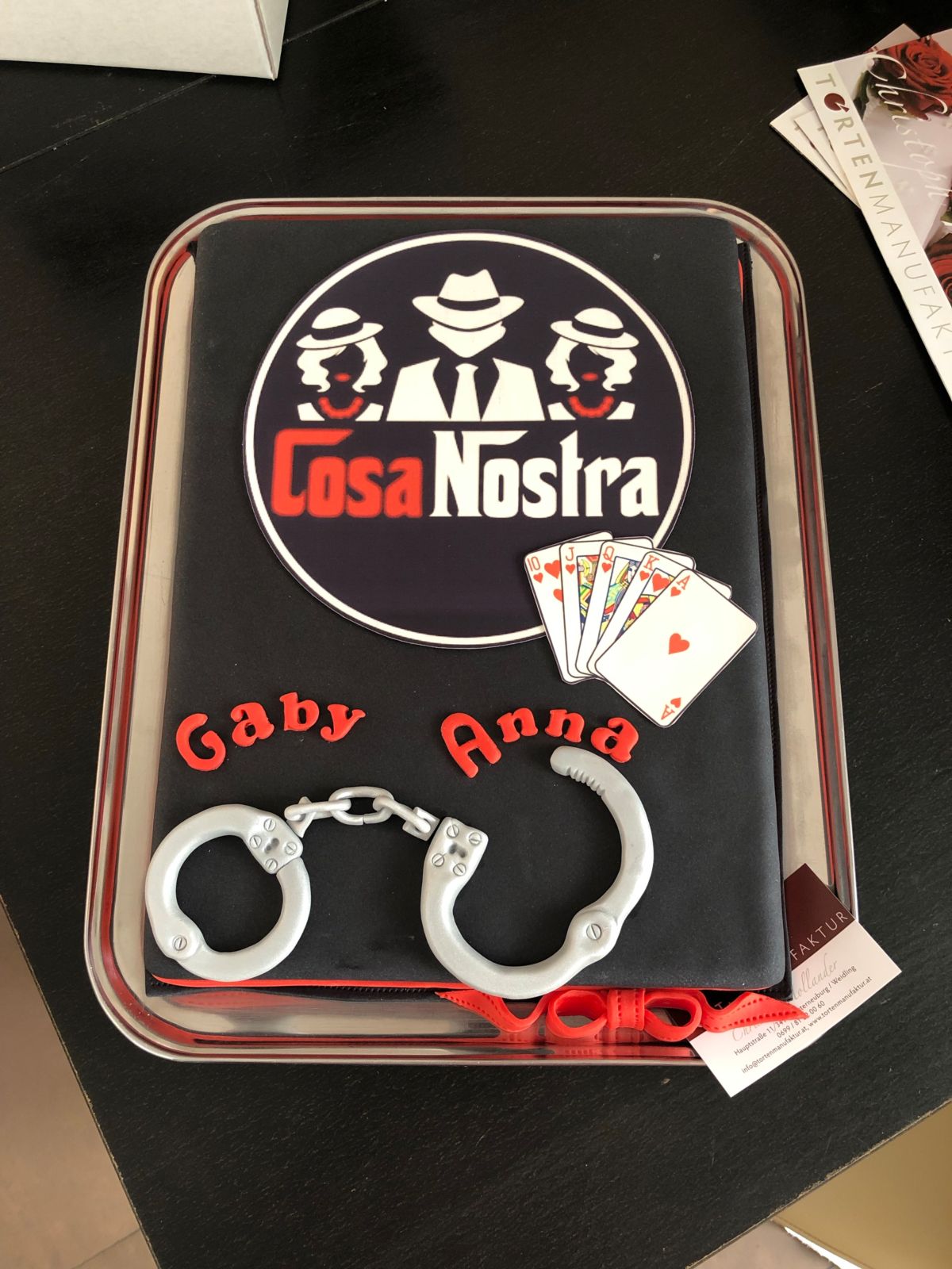 Humorvolle Mafia-Motivtorte mit Spielkarten und Handschellen