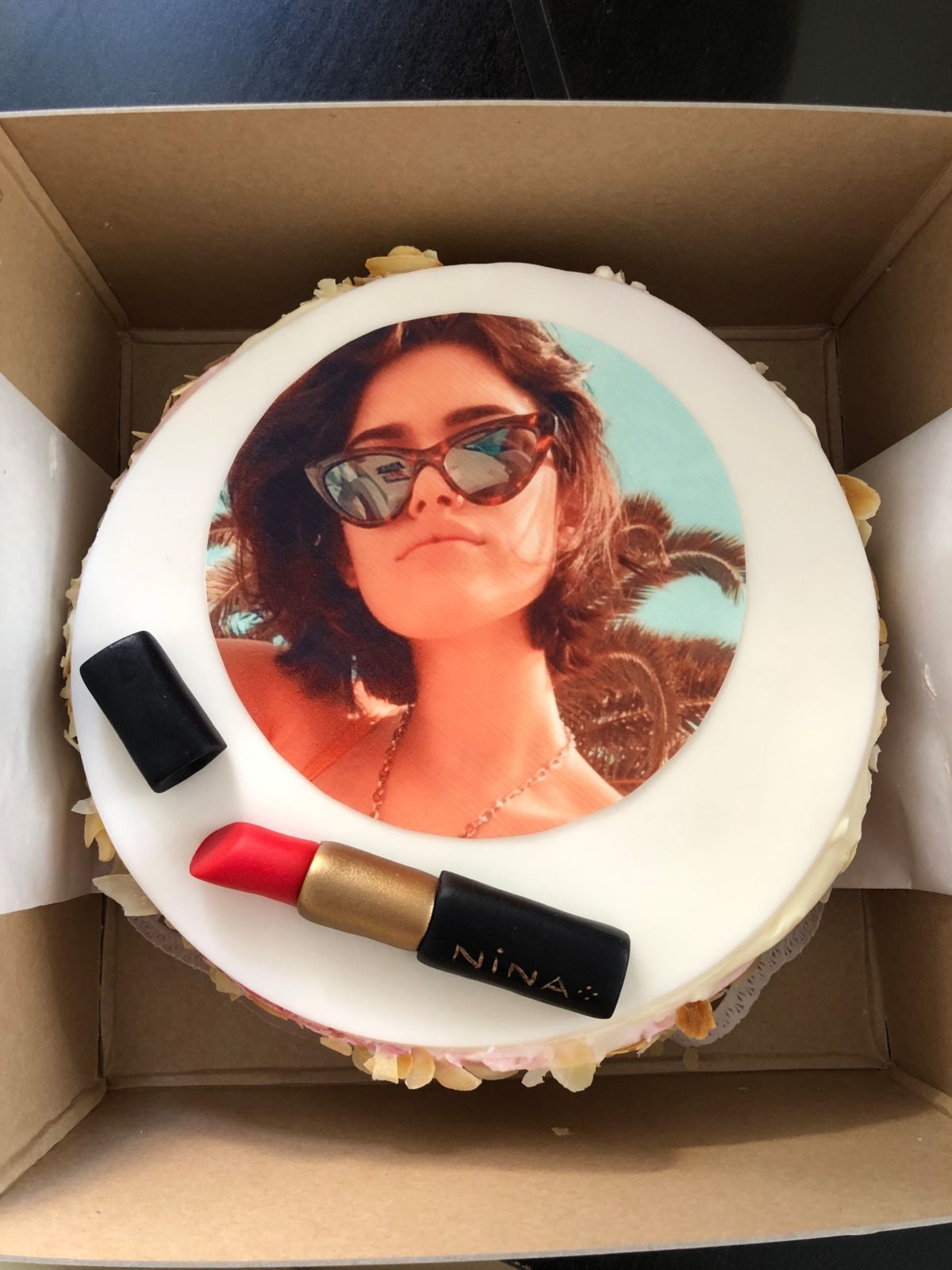 Beauty-Torte mit Porträt-Foto und modelliertem Lippenstift