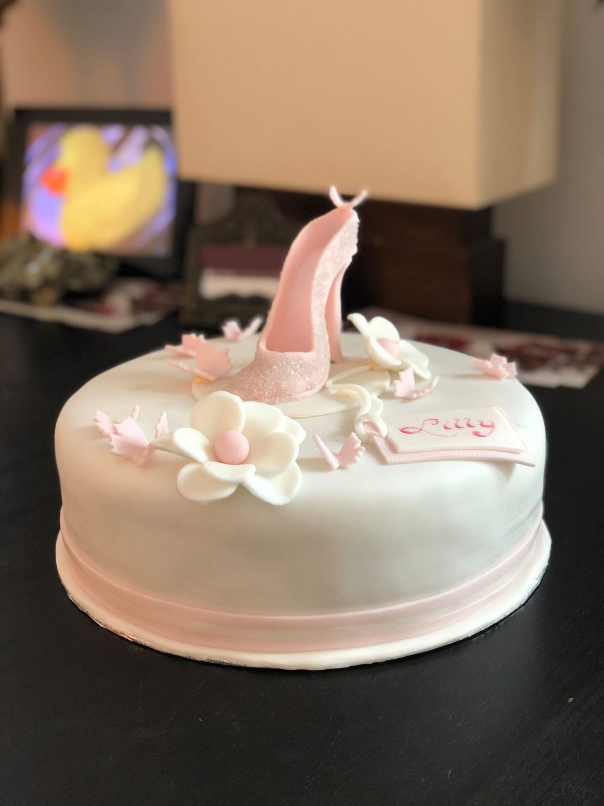 Fashion-Torte mit rosa High-Heel-Schuh und weißen Zuckerblüten