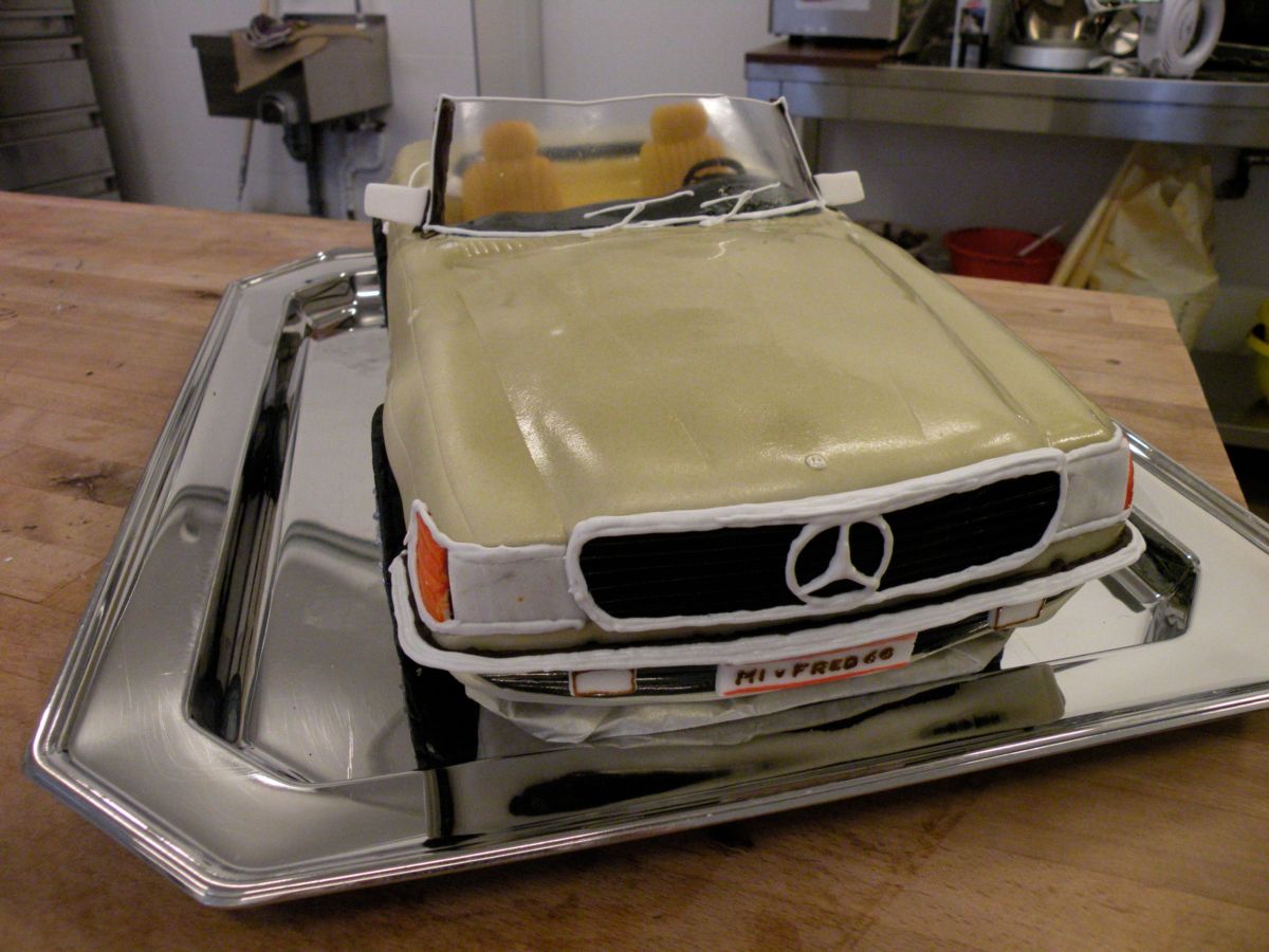Oldtimer-Torte als klassisches Mercedes-Cabrio in Creme