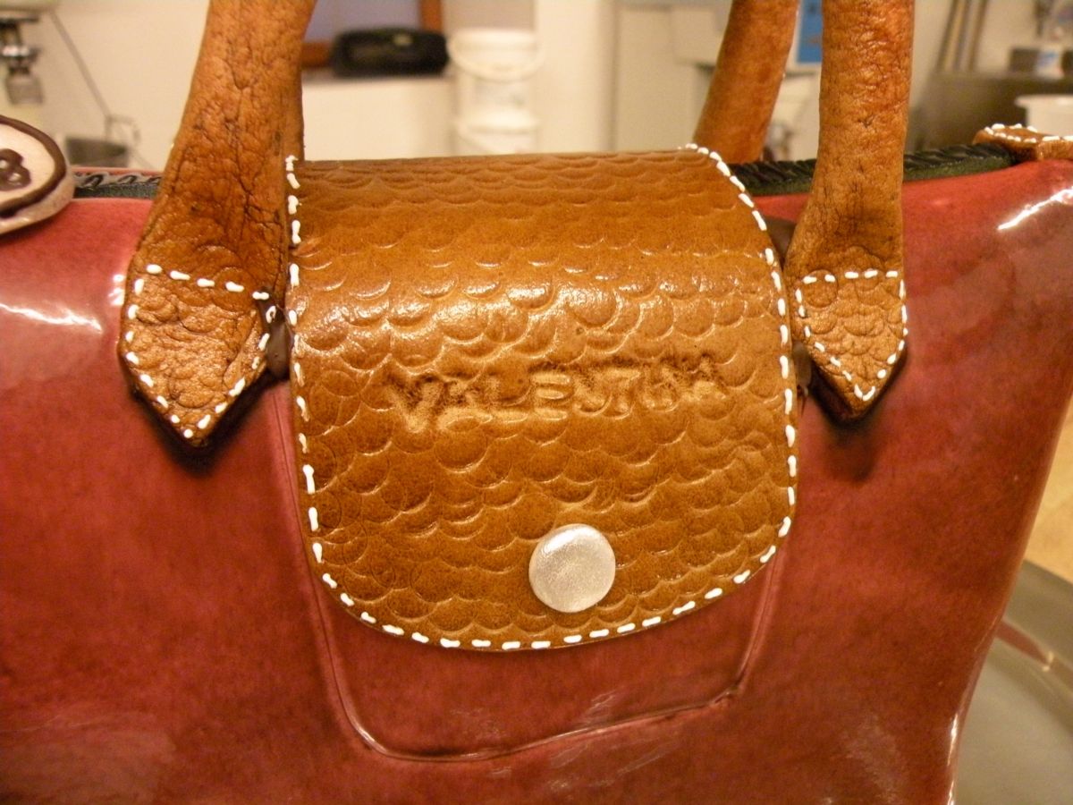 Rote Motivtasche aus Fondant mit strukturierter brauner Klappe