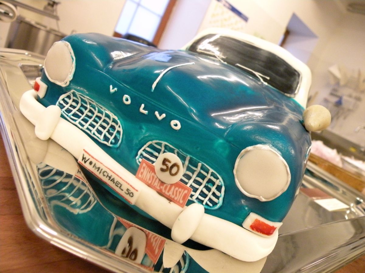 Oldtimer-Torte in Teal mit weißen Details und Jubiläumszahl 50