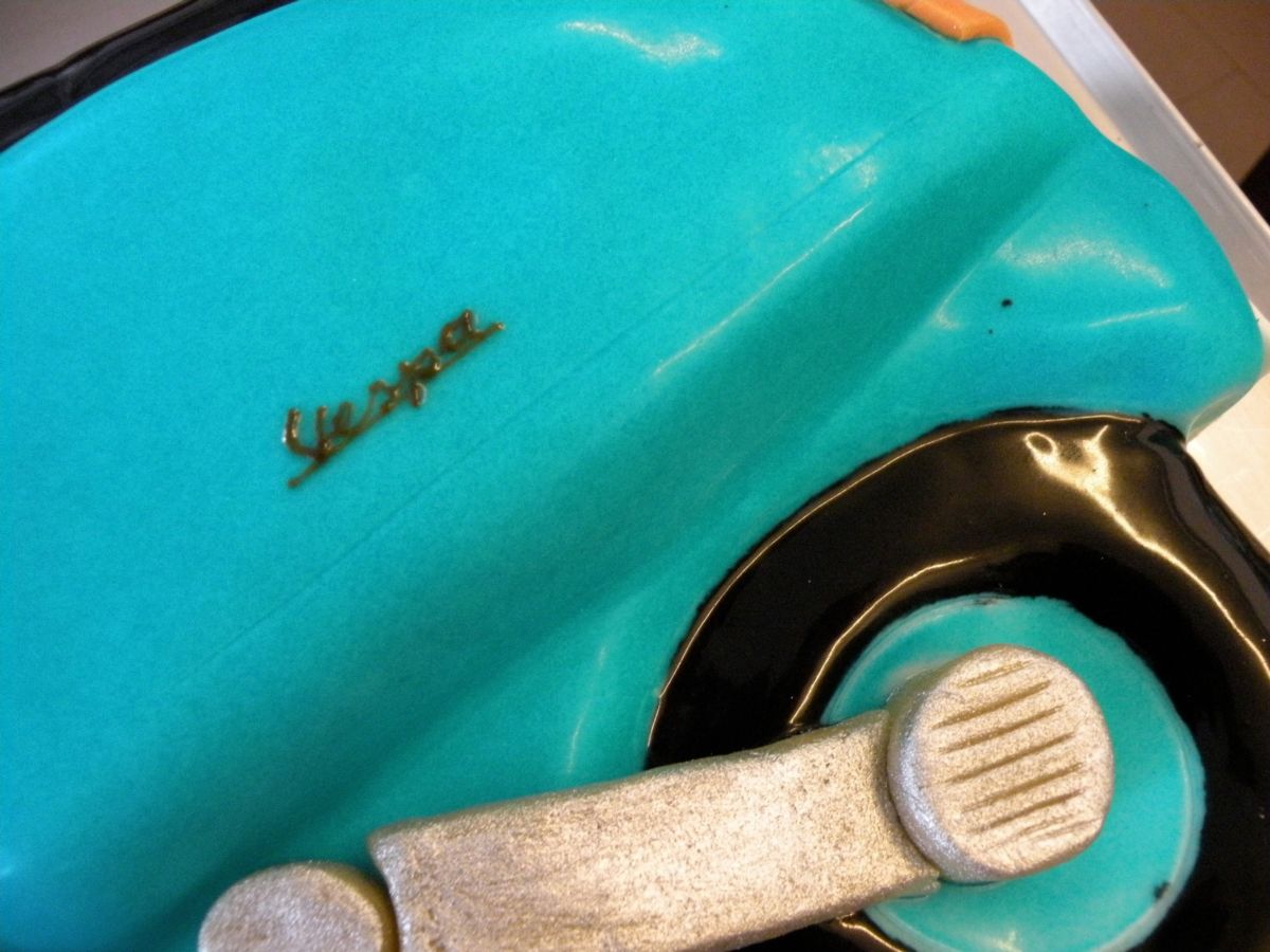 Roller-Torte Detailansicht mit Lenker und Vespa-Schriftzug