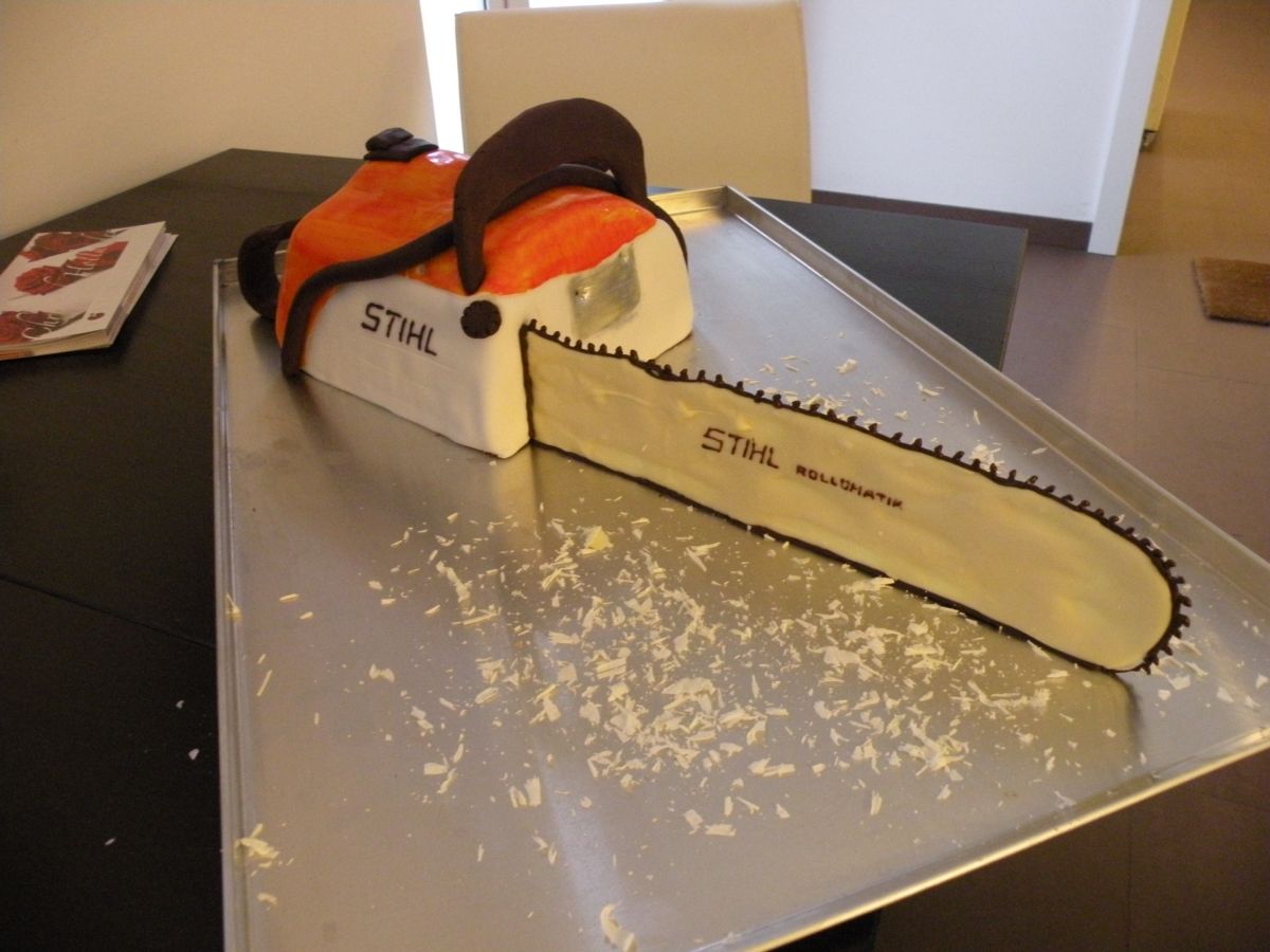 Motorsägen-Motivtorte nach STIHL-Vorbild in Creme und Orange