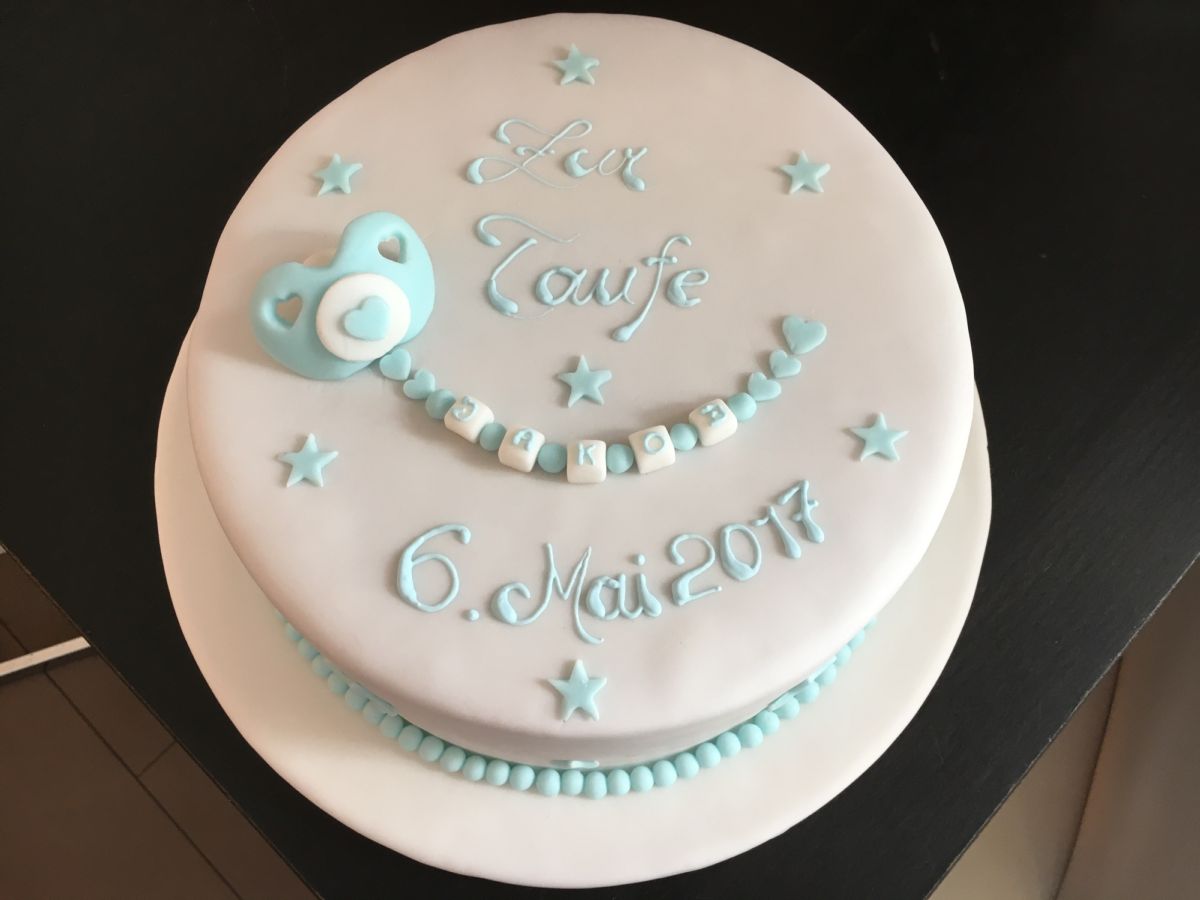 Runde Tauftorte mit grauem Elefanten und Perlenkette unten