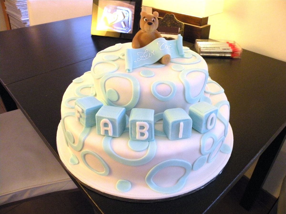 Zweistöckige Tauftorte in Blau und Weiß mit Bär und Buchstabenwürfeln