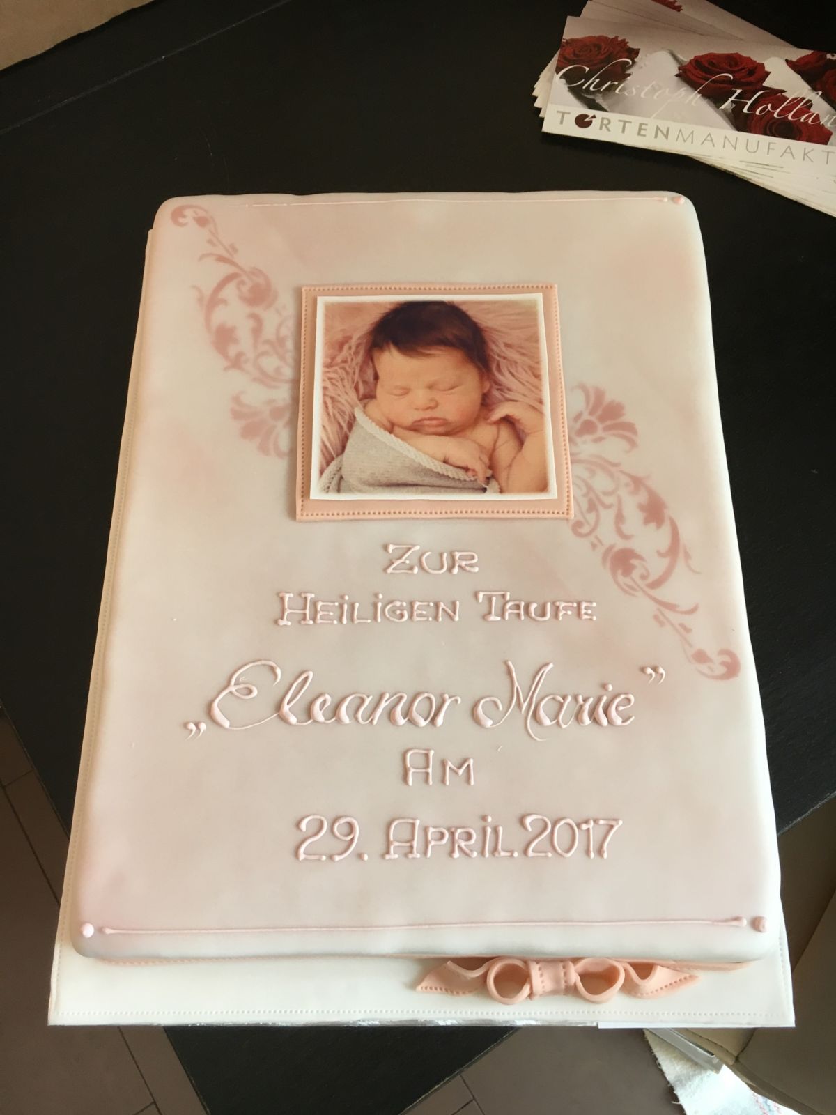 Rechteckige Tauftorte mit gerahmtem Babyporträt und zartem Muster