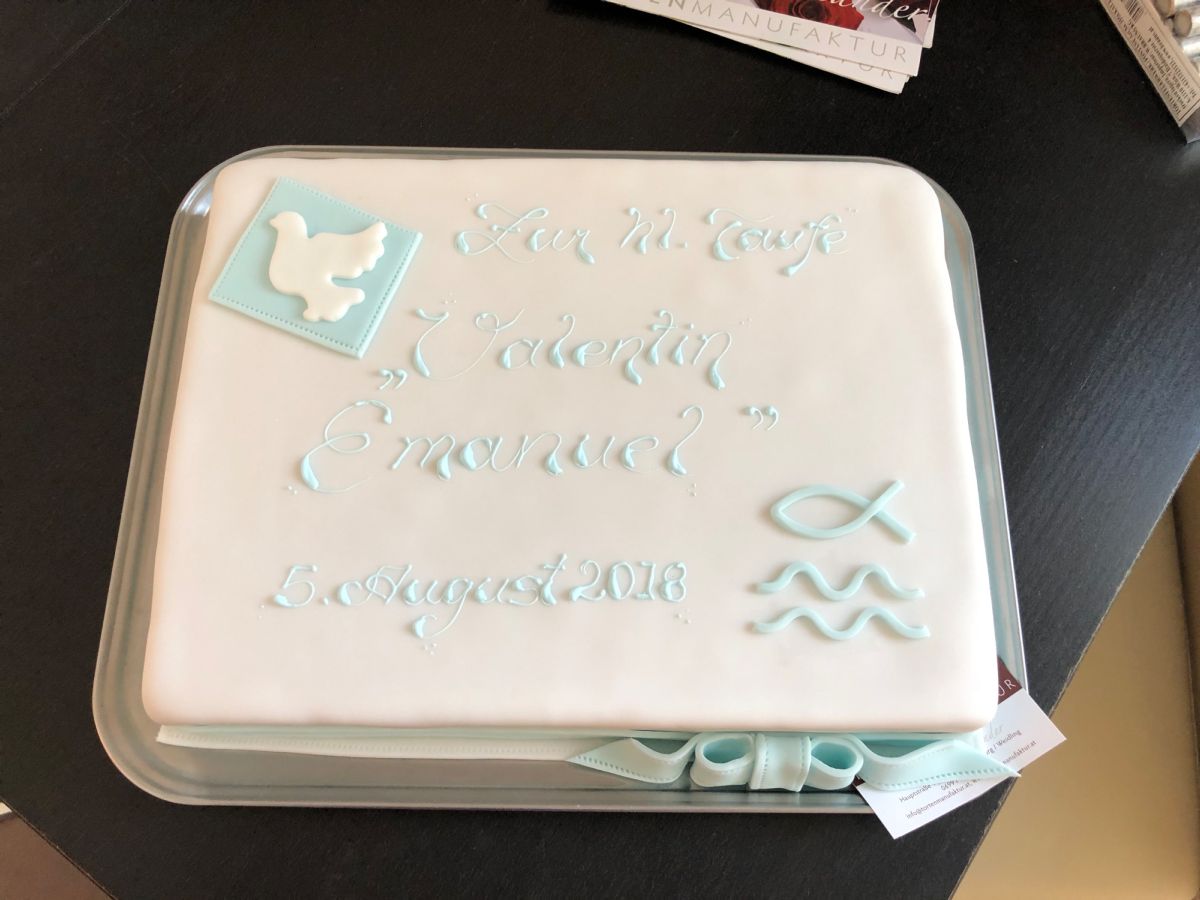 Weiße Tauftorte mit hellblauem Fondant-Storch und Fisch-Motiven