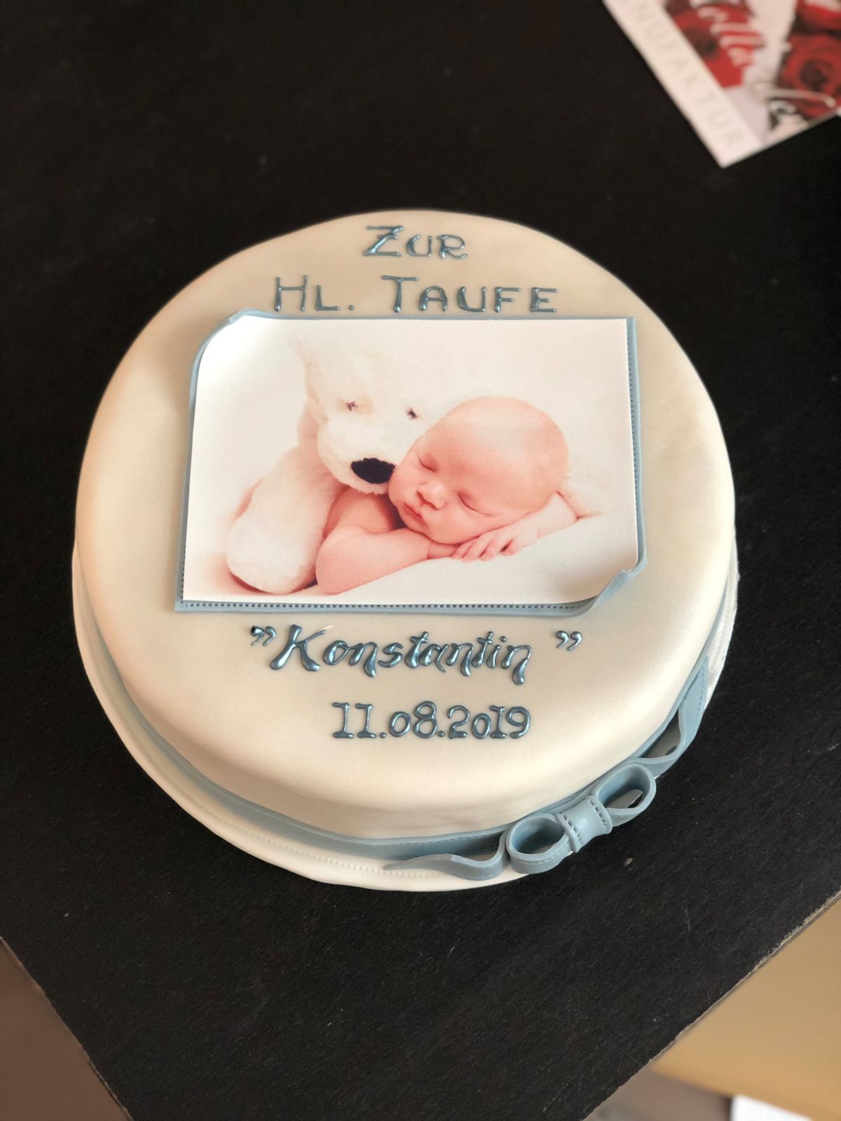 Weiße Tauftorte mit Babyporträt und Teddybär-Dekoration