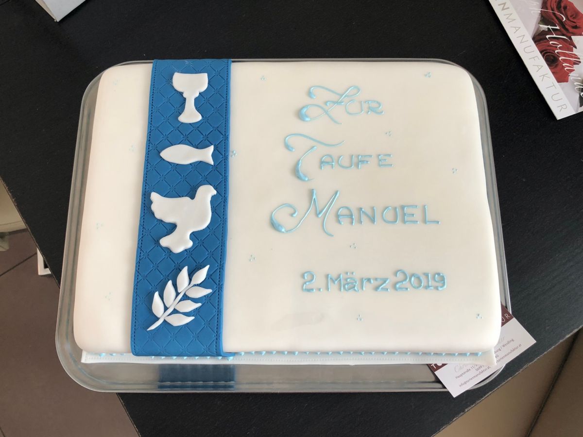 Rechteckige Tauftorte mit religiösen Symbolen auf blauem Streifen
