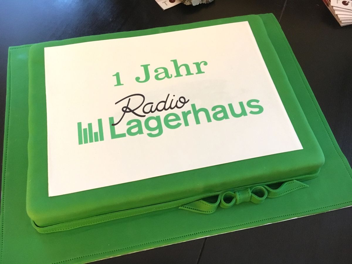Rechteckige Motivtorte zum ersten Jubiläum von Radio Lagerhaus mit grünem Fondant und Schriftzug