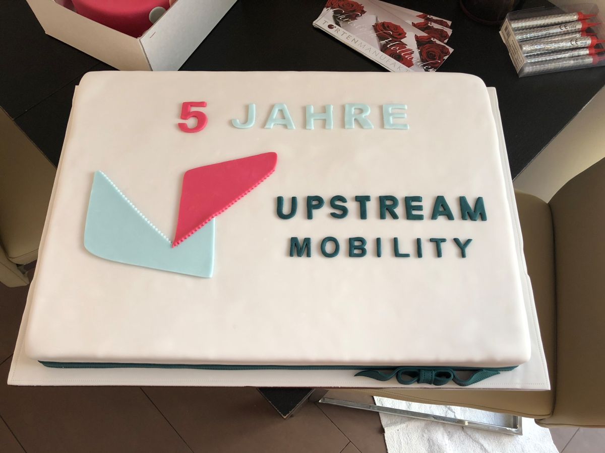 Rechteckige Firmentorte zu fünf Jahren Upstream Mobility mit geometrischem Logo
