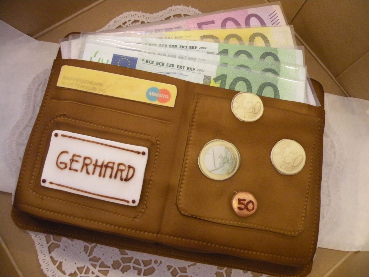 Fondant wallet cake with paper money and coins